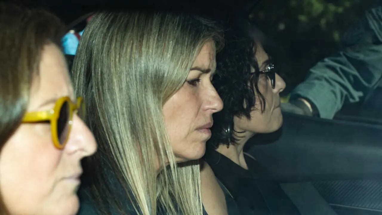 La periodista Maribel Vilaplana (c) a su salida de los Juzgados de Catarroja. / EP