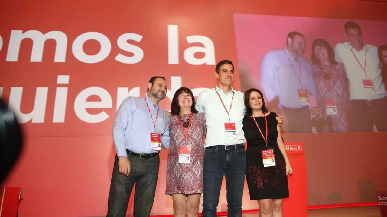 Foto de archivo tomada el 17/06/2017 durante el Congreso del PSOE.
En la imagen: Alfredo P&eacute;rez Rubalcaba, Cristina Narbona, Patxi L&oacute;pez, Susana D&iacute;az, Pedro S&aacute;nchez P&eacute;rez-Castej&oacute;n, Adriana Lastra y Jos&eacute; Luis &Aacute;balos Meco. Eduardo Parra / Europa Press