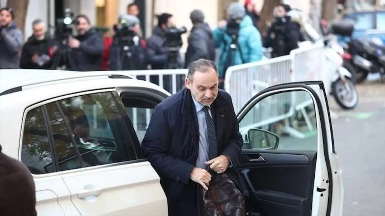 El exministro Jos&eacute; Luis Abalos a su llegada al Tribunal Supremo, a 27 de noviembre de 2025, en Madrid (Espa&ntilde;a). El magistrado del Tribunal Supremo, Leopoldo Puente, ha citado al exministro Jos&eacute; Luis &Aacute;balos y al exasesor Koldo Garc&iacute;a a comparecer hoy para decidir si les env&iacute;a a prisi&oacute;n, como piden las acusaciones populares lideradas por el PP, de cara al juicio que se celebrar&aacute; en contra de ambos por presuntas irregularidades en los contratos de mascarillas adjudicados por Transportes durante la pandemia.

Eduardo Parra / Europa Press
27/11/2025