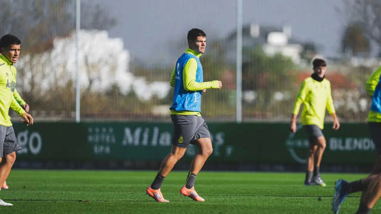 Peio Canales, uno de los pilares del Racing en esta temporada, asegura que tras el triunfo ante el Burgos CF &laquo;ya estamos pensando en el Eibar&raquo;. / rrc