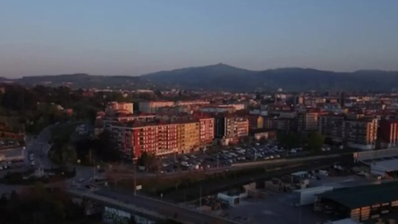 Panor&aacute;mica de la ciudad de Torrelavega, Cantabria, donde una empresa de limpieza fue presuntamente v&iacute;ctima de una estafa de 476.000 euros.