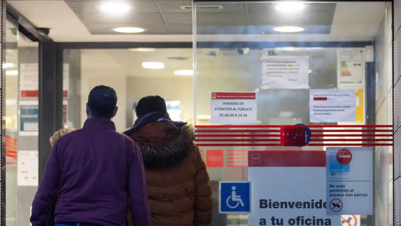 Varias personas entran en una oficina del SEPE. / EP