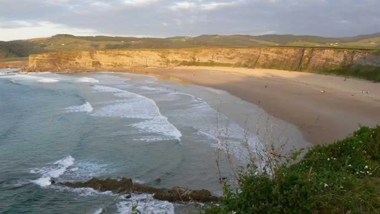 Hay playas bonitas, y luego est&aacute; esta: un anfiteatro natural entre acantilados donde el tiempo parece haberse detenido. / EP