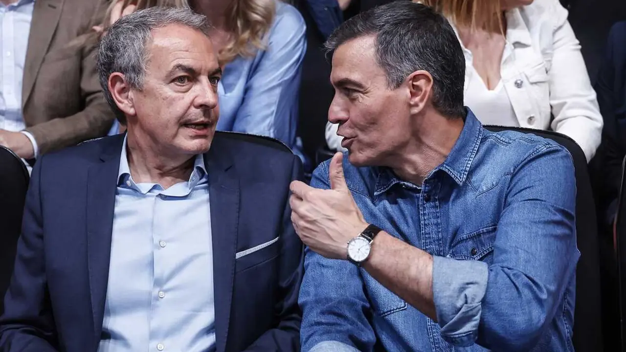 El expresidente del Gobierno Jos&eacute; Luis Rodr&iacute;guez Zapatero (i) y el presidente del Gobierno, Pedro S&aacute;nchez.  Rober Solsona / Europa Press
