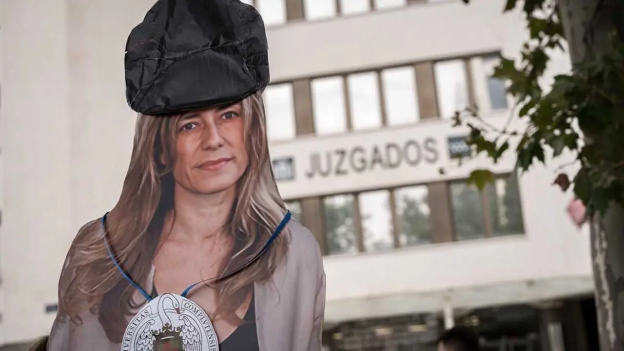 Imagen de un cartel de Bego&ntilde;a G&oacute;mez antes de su declaraci&oacute;n ante el juez Peinado por presunta malversaci&oacute;n, el 27 de septiembre de 2025, en Madrid.
Foto de archivo
Firma: Diego Radam&eacute;s / Europa Press