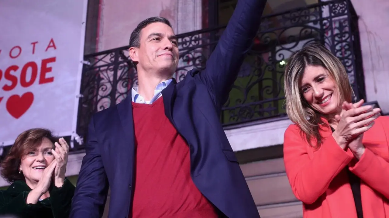 Carmen Calvo, Pedro S&aacute;nchez y Bego&ntilde;a G&oacute;mez celebran los resultados electorales del 10 de noviembre de 2019 en la sede del PSOE en Madrid.
Foto de archivo
Firma: Eduardo Parra / Europa Press