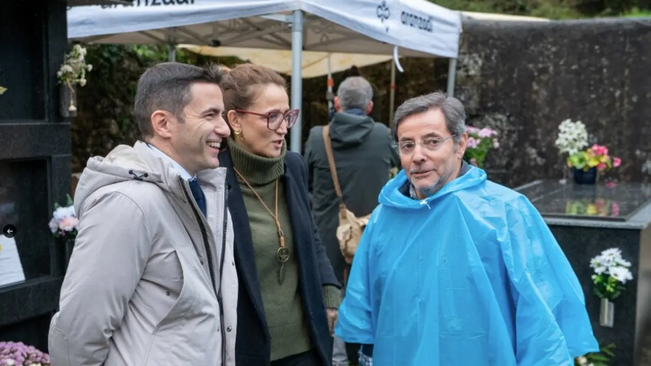 El delegado del Gobierno en Cantabria, Pedro Casares; la directora general de Atenci&oacute;n a las V&iacute;ctimas, Zoraida Hijosa; y un t&eacute;cnico del equipo de exhumaciones, durante la visita al cementerio de Mirones, en el marco de los trabajos de recuperaci&oacute;n de v&iacute;ctimas de la Guerra Civil.
Firma: Imagen difundida en redes sociales