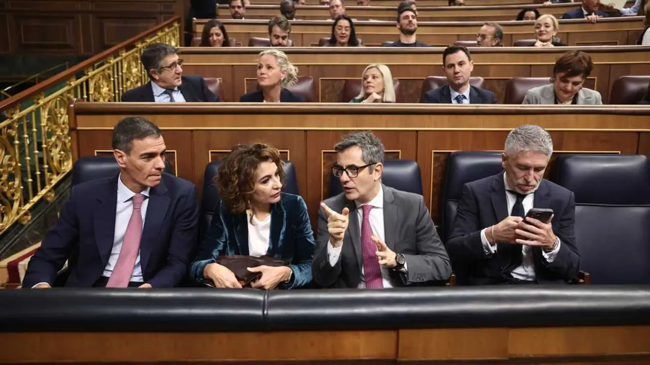 (I-D) El presidente del Gobierno, Pedro S&aacute;nchez; la vicepresidenta primera, Mar&iacute;a Jes&uacute;s Montero; el ministro de la Presidencia, F&eacute;lix Bola&ntilde;os; y el ministro del Interior, Fernando Grande-Marlaska, durante la sesi&oacute;n de control al Gobierno en el Congreso de los Diputados, el 19 de noviembre de 2025.
La jornada estuvo marcada por nuevos casos de corrupci&oacute;n que afectan a exresponsables del PSOE y por preguntas sobre la subida del precio de los huevos por la gripe aviar y la situaci&oacute;n del Sistema Nacional de Salud.
Firma: Eduardo Parra / Europa Press