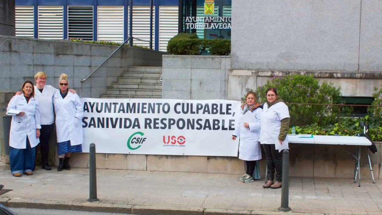 Trabajadoras de Ayuda a Domicilio de Torrelavega reparten pasquines para denunciar condiciones laborales "precarias". / EP