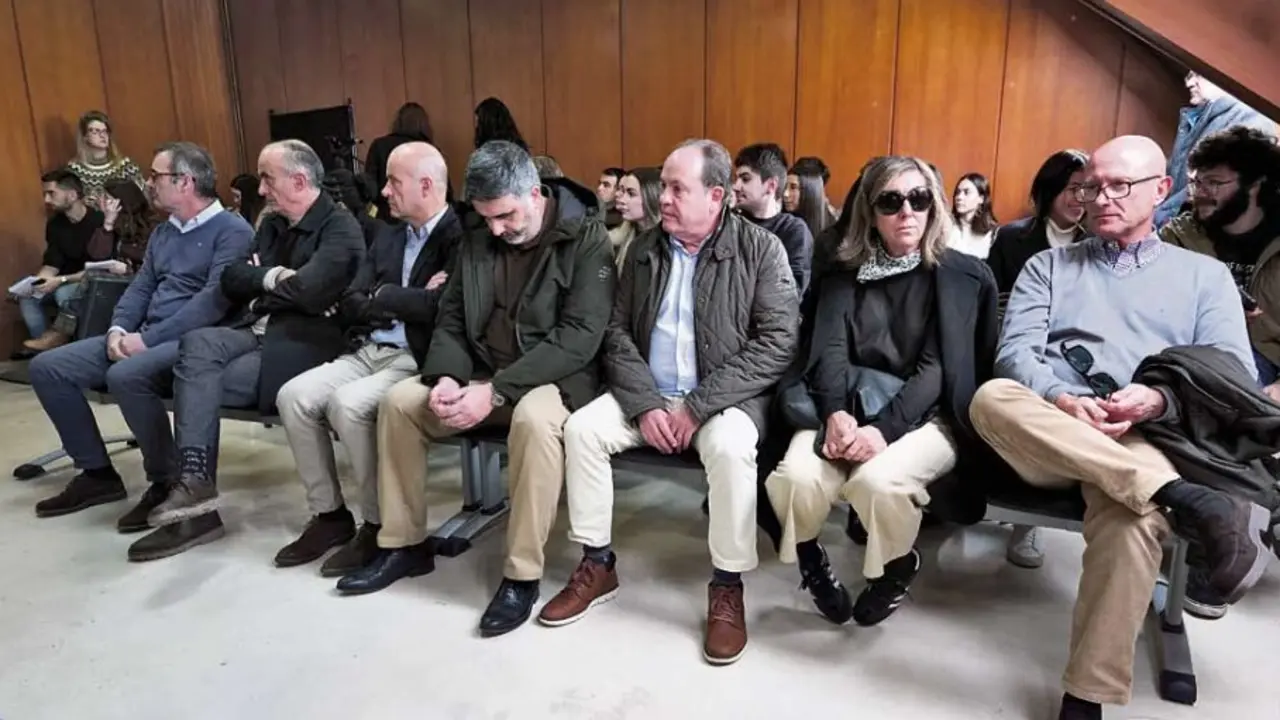 La Audiencia Provincial de Cantabria ha confirmado las condenas por la trama de adjudicaciones irregulares en Ca-
rreteras Auton&oacute;micas. El exjefe del servicio, Miguel &Aacute;ngel D&iacute;ez Barrio, cumplir&aacute; siete a&ntilde;os de prisi&oacute;n y afronta una
multa cercana al mill&oacute;n de euros, con ingreso fijado para el 8 de enero. El resto de acusados evitar&aacute; la c&aacute;rcel con pe-
nas suspendidas. La investigaci&oacute;n detect&oacute; manipulaci&oacute;n de expedientes y un perjuicio superior a 1,6 millones.