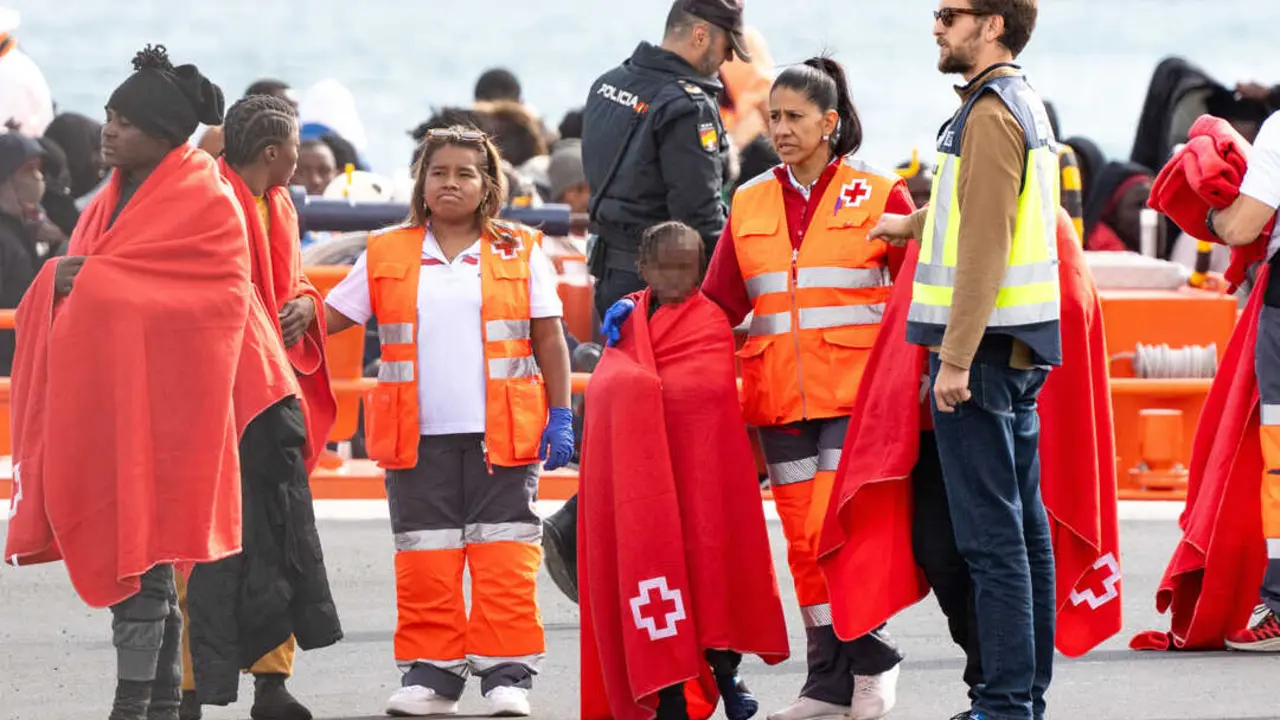 Varios servicios de emergencia atienden a migrantes reci&eacute;n rescatados de un cayuco. / EP