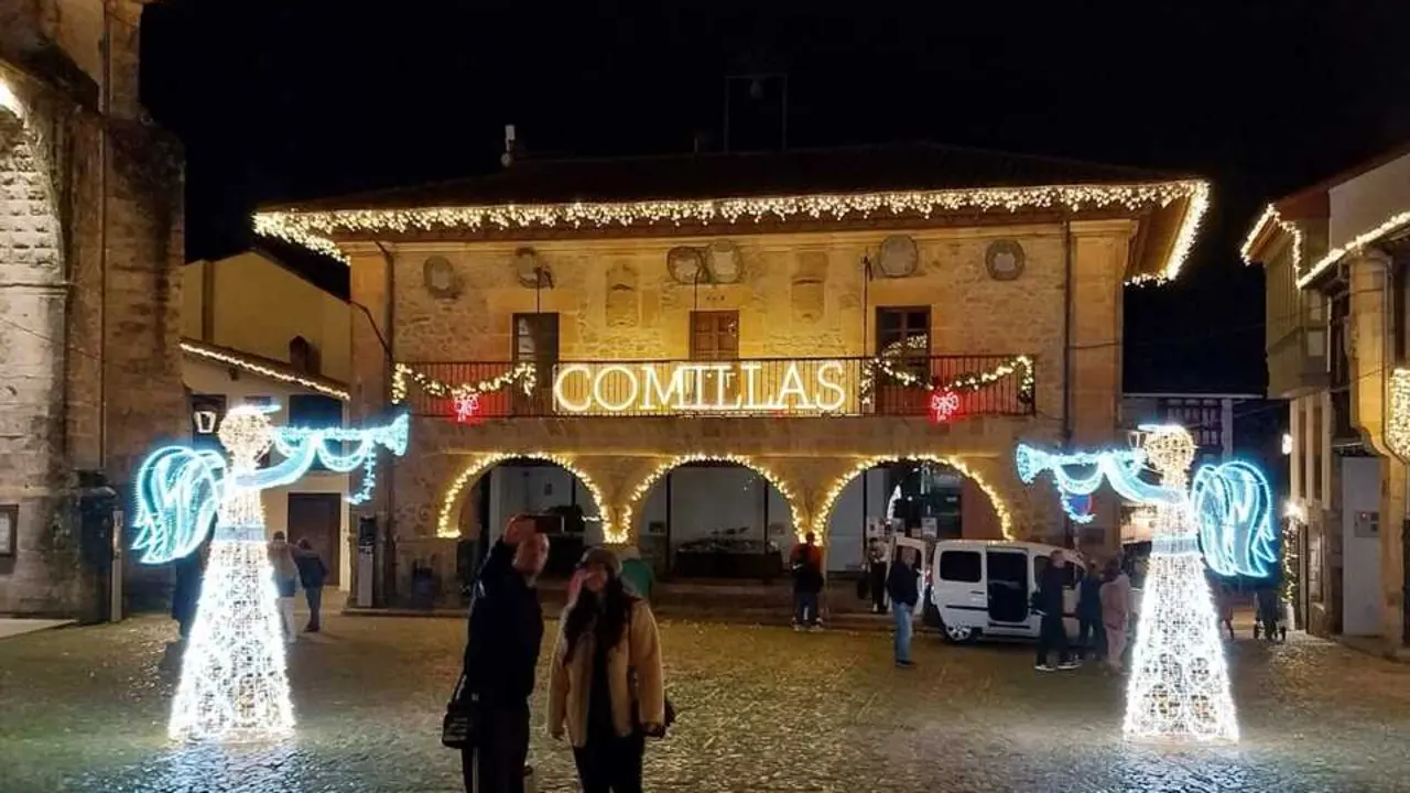 Alumbrado navide&ntilde;o en Comillas. / EP