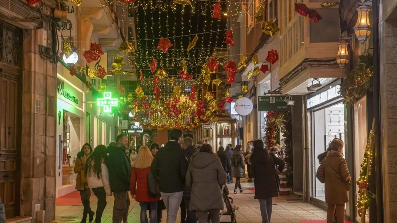 Una de las calles de Torrelavega en Navidad. / EP