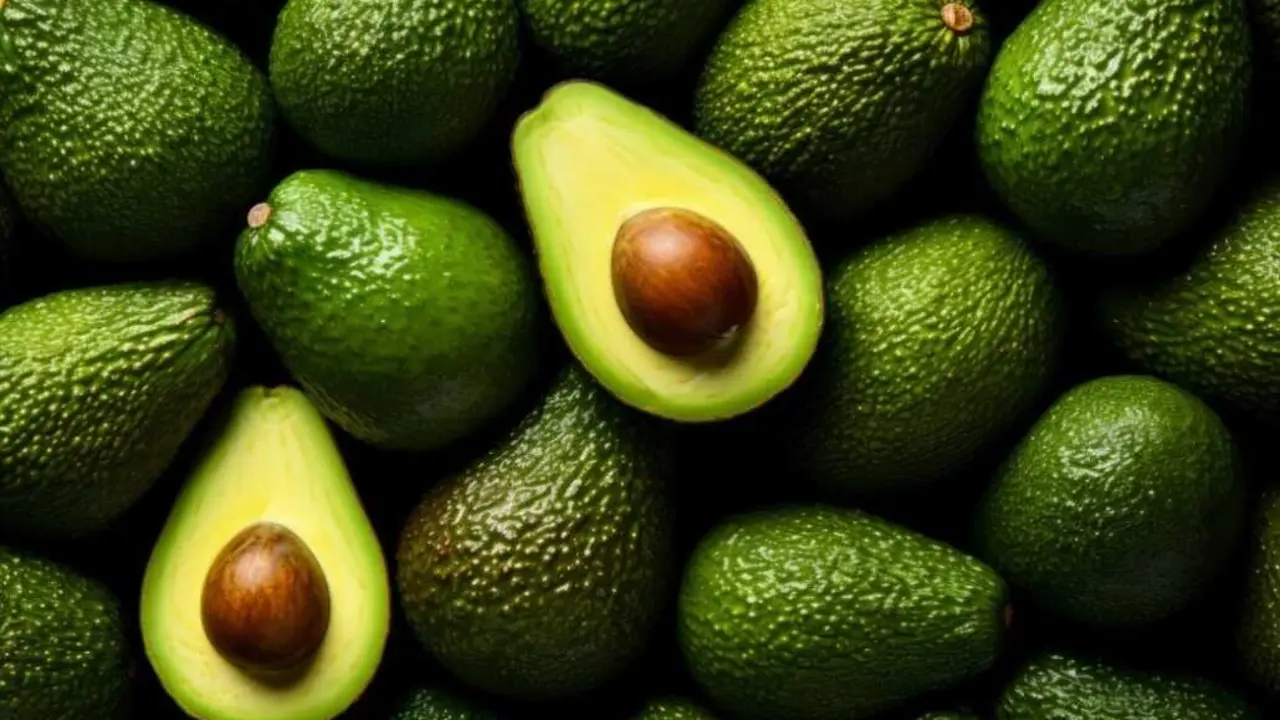 Mantener el hueso en la mitad del aguacate ayuda a conservarlo. / EP
