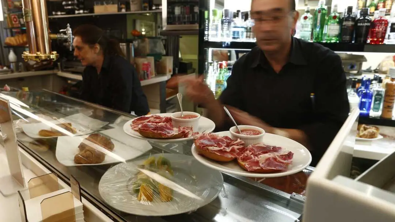 Los trabajadores de hosteler&iacute;a cuestionan la validez de la frase 'el cliente tiene raz&oacute;n. / EP