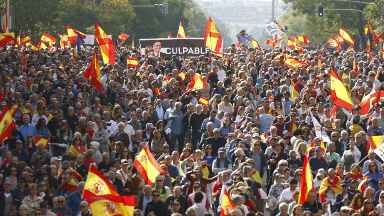 El clima generado por los esc&aacute;ndalos que cercan al Gobierno ha llevado al PP a dar un paso al frente y convocar a los espa&ntilde;oles a las calles contra Pedro S&aacute;nchez