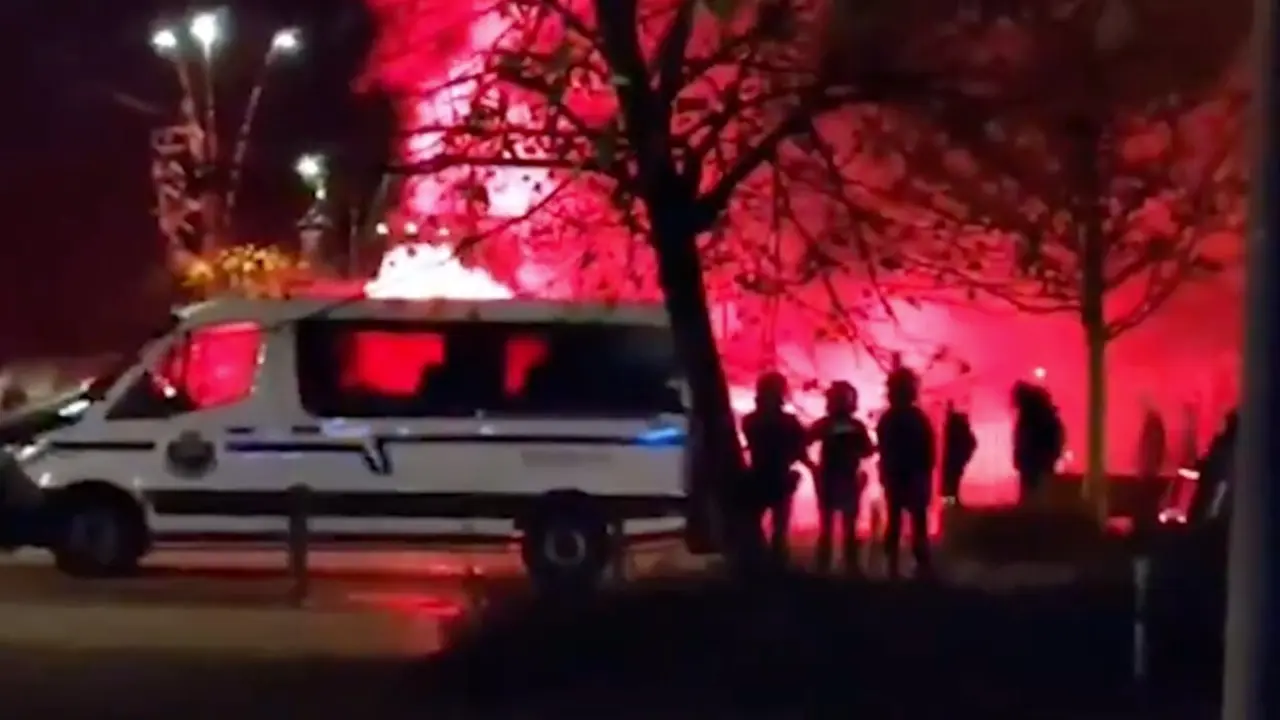 Furg&oacute;n de la Ertzaintza y agentes antidisturbios frente a un fuego provocado por manifestantes durante los altercados registrados en San Sebasti&aacute;n, tras un acto pol&iacute;tico de Vox. La protesta, atribuida a grupos de extrema izquierda, dej&oacute; al menos seis ertzainas heridos y un detenido.
Captura de v&iacute;deo / Redes sociales