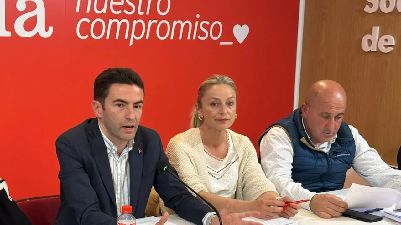 Pedro Casares, la alcadesa de Castro, Susana Herr&aacute;n y Agust&iacute;n Molleda.