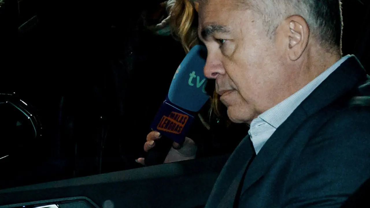 El exsecretario de organizaci&oacute;n del PSOE, Santos Cerd&aacute;n (i), junto a su abogado Jacobo Teijelo (d) a su salida de la prisi&oacute;n de Soto del Real, a 19 de noviembre de 2025, en Soto del Real, Madrid (Espa&ntilde;a). 

Firma: Carlos Luj&aacute;n / Europa Press