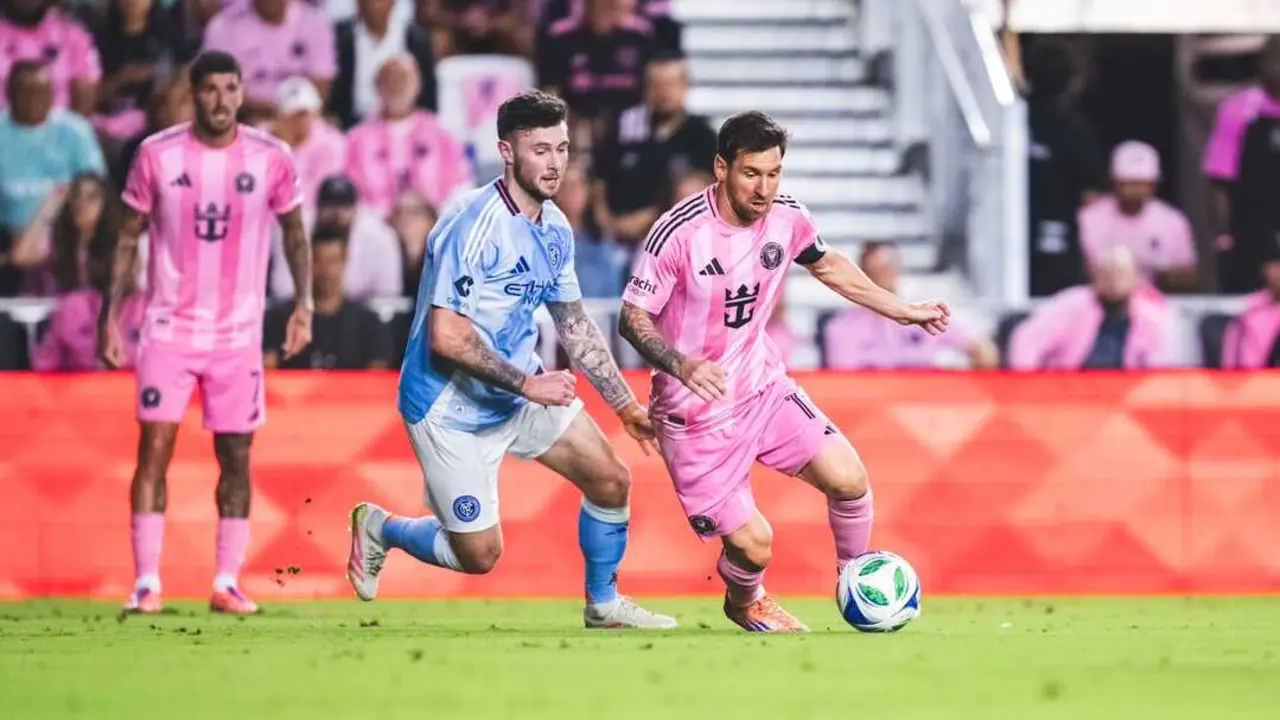 Leo Messi conduce el bal&oacute;n ante un defensor del New York City durante la final de la Conferencia Este, disputada en Miami el 29 de noviembre de 2025. Inter Miami se impuso 5-1 y jugar&aacute; su primera final de la MLS Cup, con Messi y Jordi Alba como asistentes clave y un &lsquo;hat-trick&rsquo; de Luciano Allende.
Foto: Inter Miami CF / MLS Media