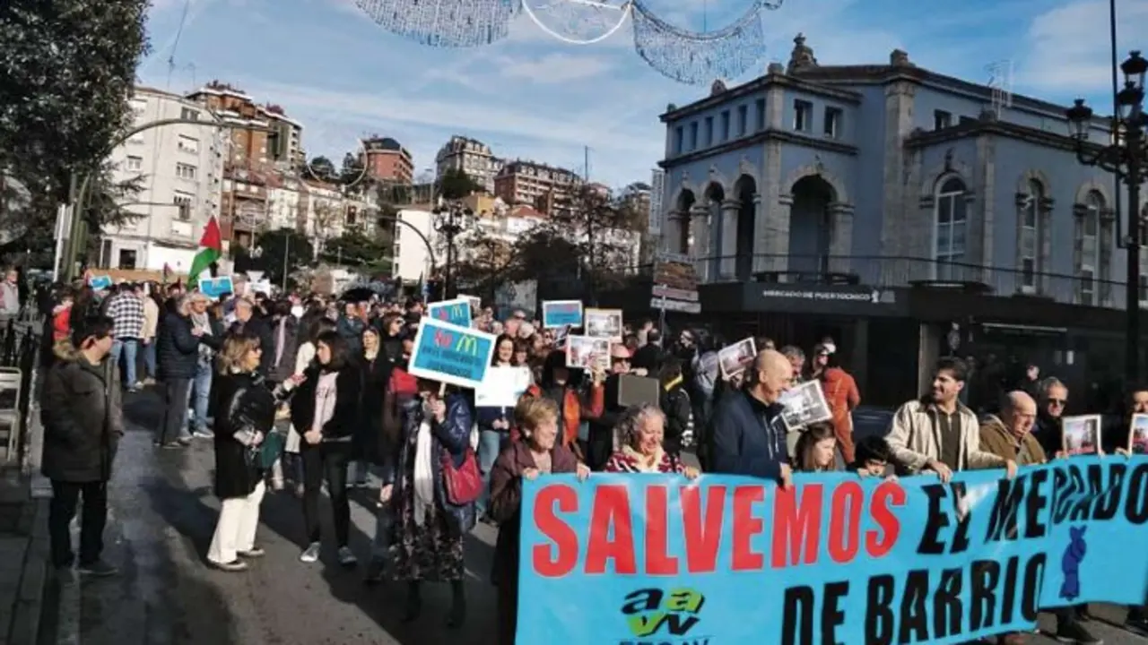 Vecinos marchan por el centro de Santander el 30 de noviembre de 2025 para rechazar la apertura de un McDonald&rsquo;s en el barrio de Puerto Chico. X