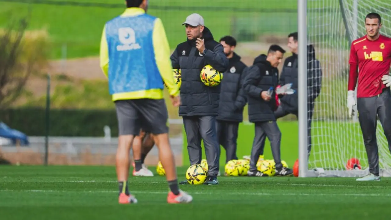 El t&eacute;cnico Jos&eacute; Alberto dando instrucciones durante un entrenamiento de esta semana. / RRC