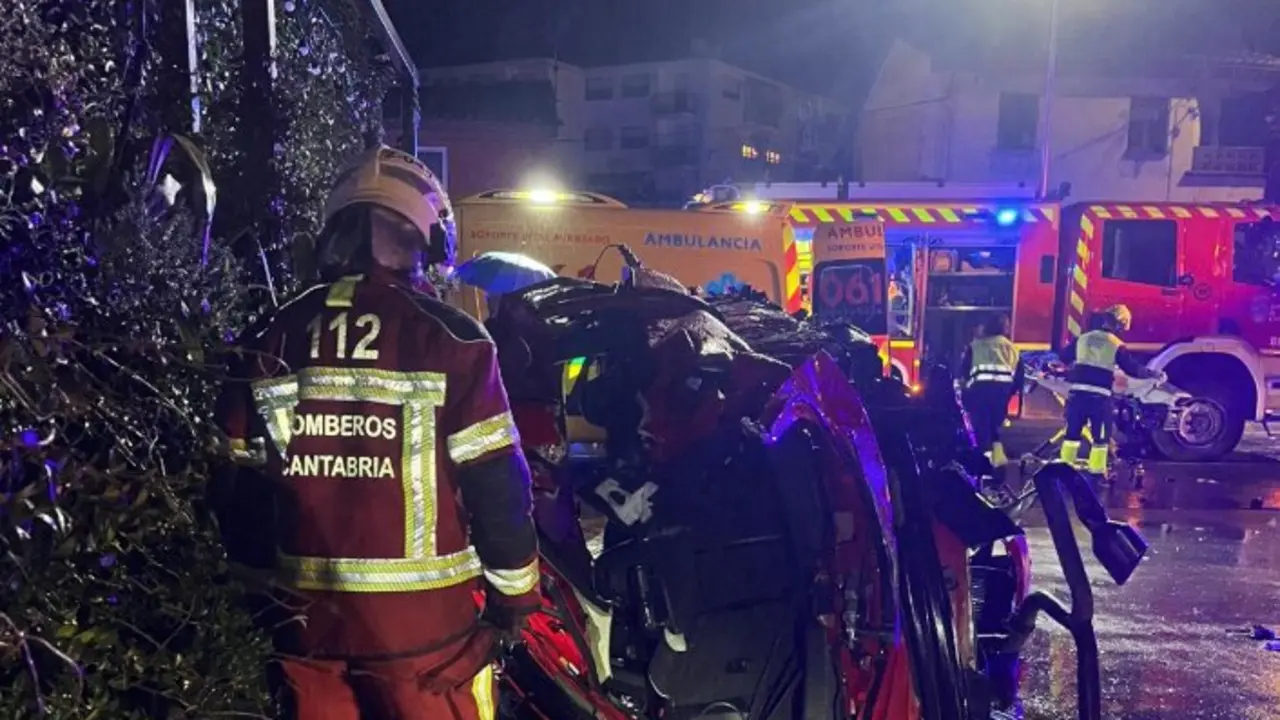 Bomberos del 112 Cantabria y servicios de emergencia trabajan en el lugar del accidente en Virgen de la Pe&ntilde;a, donde tres j&oacute;venes fallecieron en la madrugada del 30 de noviembre de 2025.
Foto: 112
