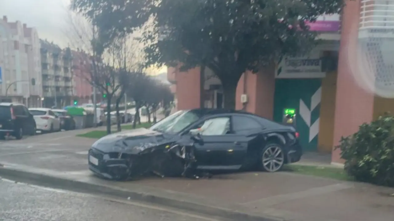 Un veh&iacute;culo de alta gama colisiona en la plaza Acebo, en el barrio del Alisal (Santander), la ma&ntilde;ana del 30 de noviembre de 2025. Las causas se investigan, aunque las lluvias y el estado de la v&iacute;a podr&iacute;an haber influido en el siniestro.
Foto: Vecino colaborador / ALERTA