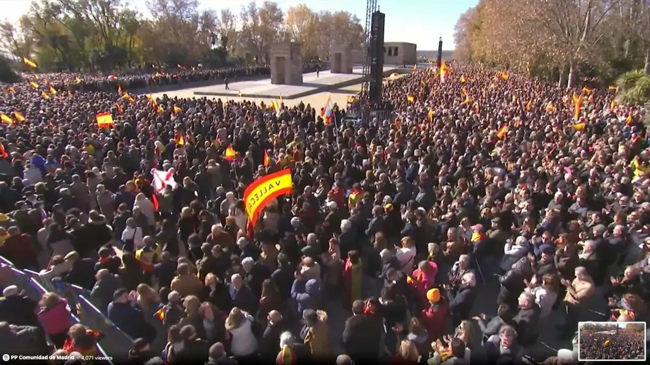 Miles de personas se concentran en la explanada del Templo de Debod (Madrid) el 30 de noviembre de 2025, durante la manifestaci&oacute;n convocada por el Partido Popular bajo el lema &laquo;Efectivamente: &iquest;Mafia o democracia?&raquo;. La protesta, respaldada por l&iacute;deres como Feij&oacute;o, Ayuso y Almeida, reclam&oacute; elecciones generales y denunci&oacute; la corrupci&oacute;n institucional.
Foto: PP Comunidad de Madrid / Captura en directo