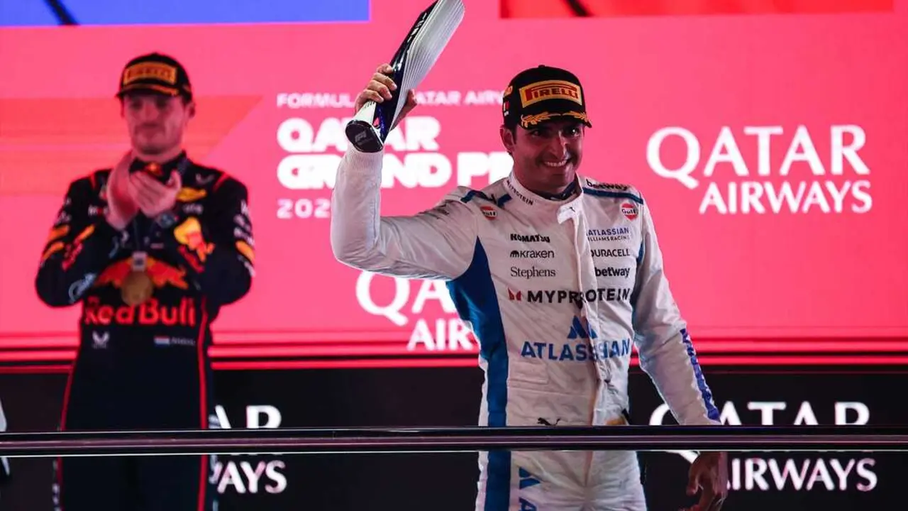 Carlos Sainz (Williams Racing) celebra su resultado en el podio del Gran Premio de Catar de F&oacute;rmula 1, celebrado el 30 de noviembre de 2025 en el circuito internacional de Lusail. El piloto espa&ntilde;ol subi&oacute; al podio tras una destacada actuaci&oacute;n en la 23&ordf; ronda del Mundial.
Foto: Eric Alonso / DPPI | AFP7 / Europa Press