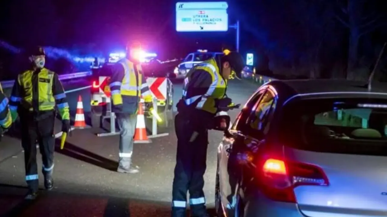 Agentes de la Guardia Civil realizan un control en carretera durante la noche, en una imagen de archivo.
