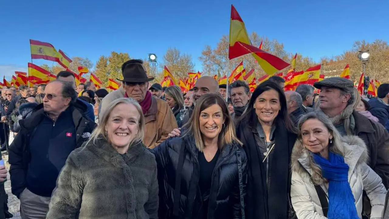 La presidenta de Cantabria, Mar&iacute;a Jos&eacute; S&aacute;enz de Buruaga, junto a la alcaldesa de Santander, Gema Igual y la consejera Isabel Urrutia, durante la concentraci&oacute;n c&iacute;vica del PP en Madrid contra la corrupci&oacute;n y en defensa de la democracia.