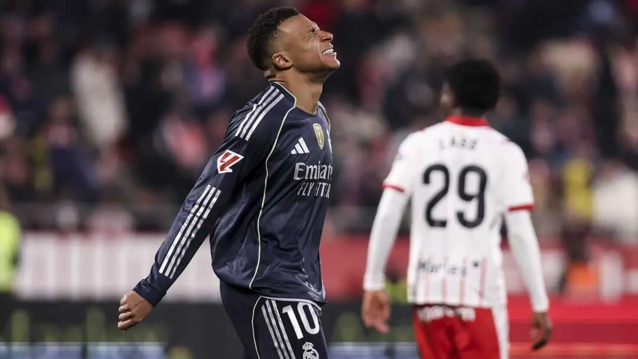 Kylian Mbapp&eacute;, visiblemente frustrado, durante el encuentro entre el Girona FC y el Real Madrid, disputado en el estadio de Montilivi el 30 de noviembre de 2025, correspondiente a la jornada de LaLiga EA Sports.
Foto: AFP7 / Europa Press