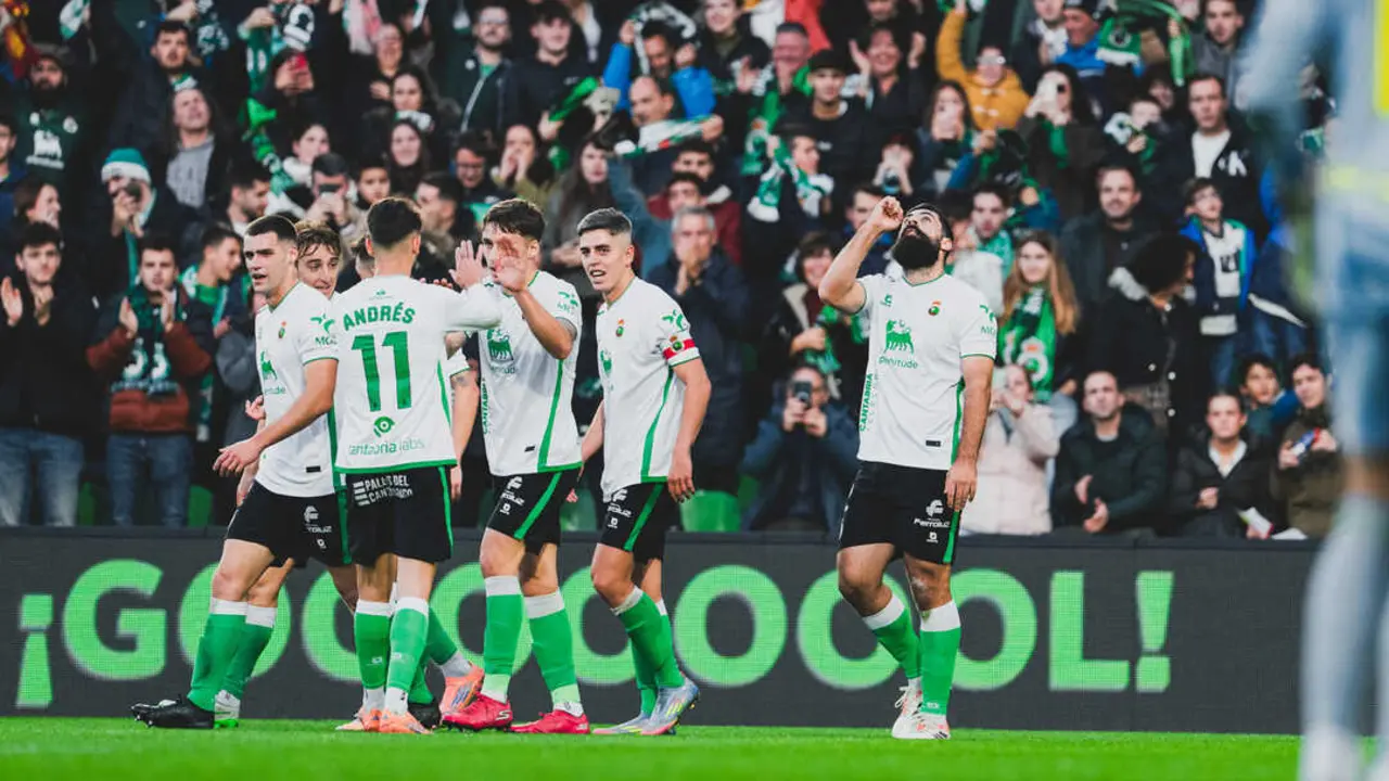 Los jugadores del Racing celebran uno de los goles del encuentro. / RRC