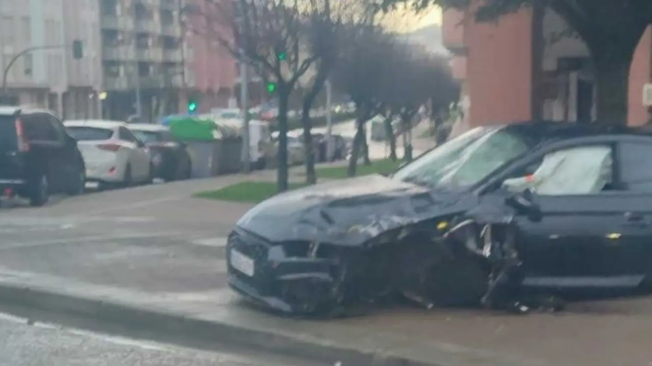 Estado del coche tras el accidente. / Foto: Vecino colaborador / ALERTA