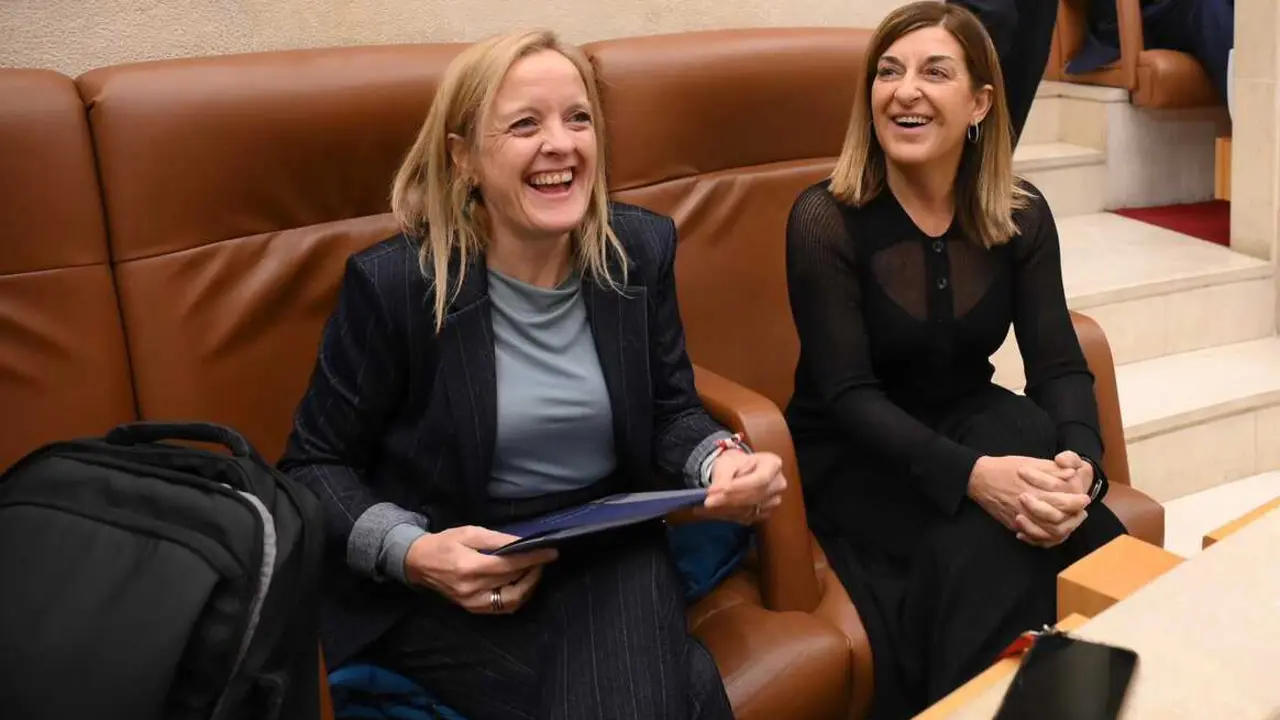 Urrutia y S&aacute;enz de Buruaga en el Parlamento.