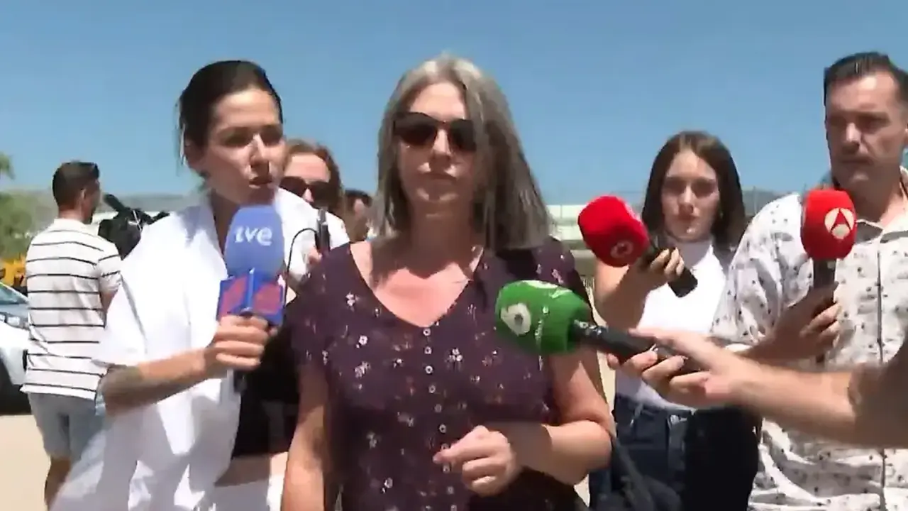 Francisca Mu&ntilde;oz, conocida como 'La Paqui', abordada por periodistas.