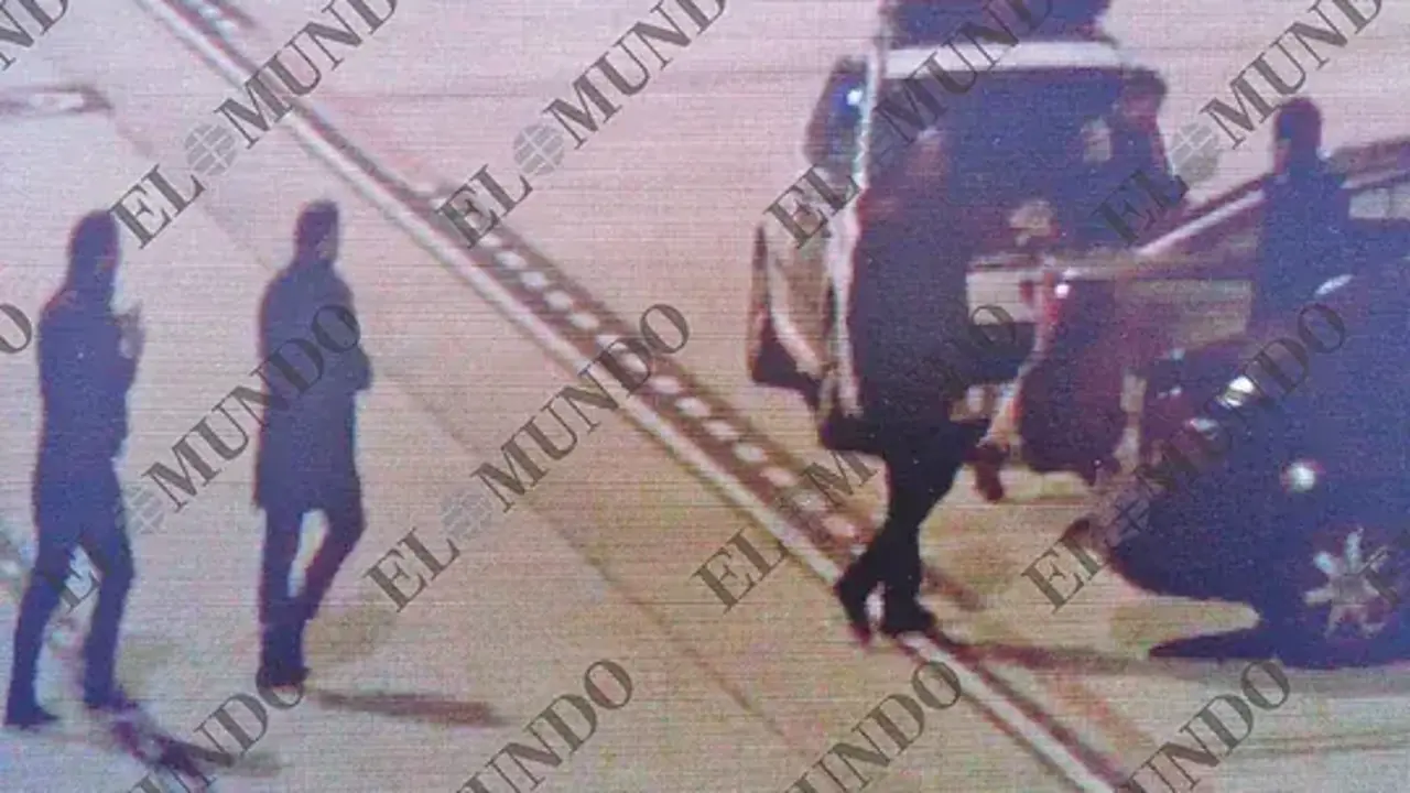 Jos&eacute; Luis &Aacute;balos, en Barajas, tras el aterrizaje de la vicepresidenta de Venezuela Delcy Rodr&iacute;guez. EL MUNDO