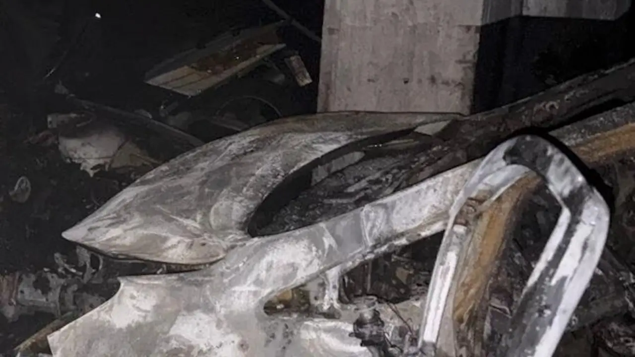 Un incendio en un garaje comunitario de Jos&eacute; Mar&iacute;a Coss&iacute;o afecta a dos coches
