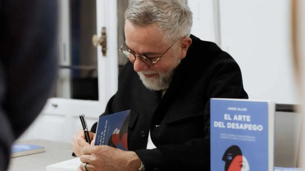 El publicitario Jorge Oller ha presentado su primer libro 'El arte del desapego' junto a Toni Segarra. EP