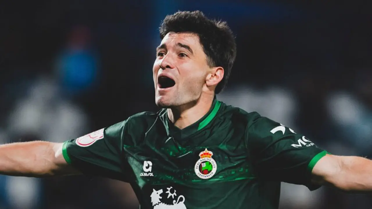 Peio Canales celebra con euforia el gol decisivo que dio al Racing de Santander el pase a octavos de final de la Copa del Rey en El Toral&iacute;n.