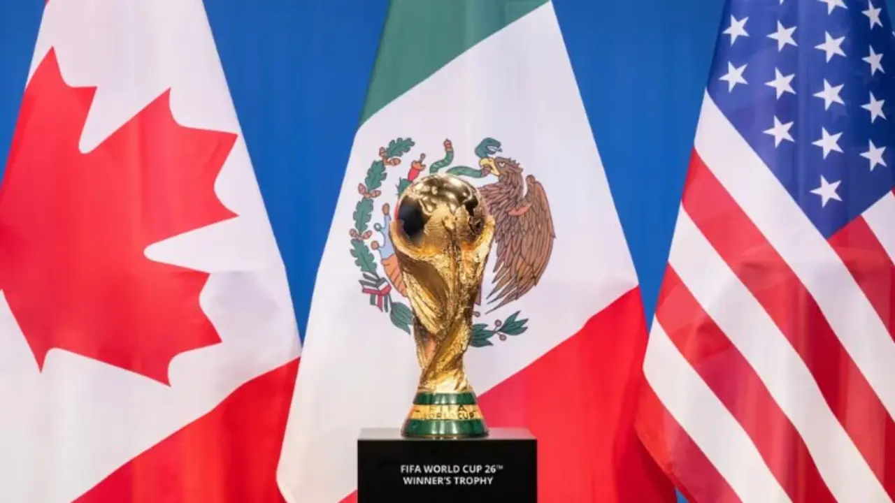La Copa del Mundo, con las banderas de Canad&aacute;, M&eacute;xico y Estados Unidos, pa&iacute;ses anfitriones del Mundial 2026. Ser&aacute; la primera edici&oacute;n con 48 selecciones.
Foto: FIFA.
