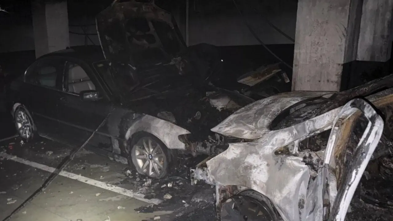 Un incendio en un garaje comunitario de Jos&eacute; Mar&iacute;a Coss&iacute;o afecta a dos coches. / Bomberos Santander