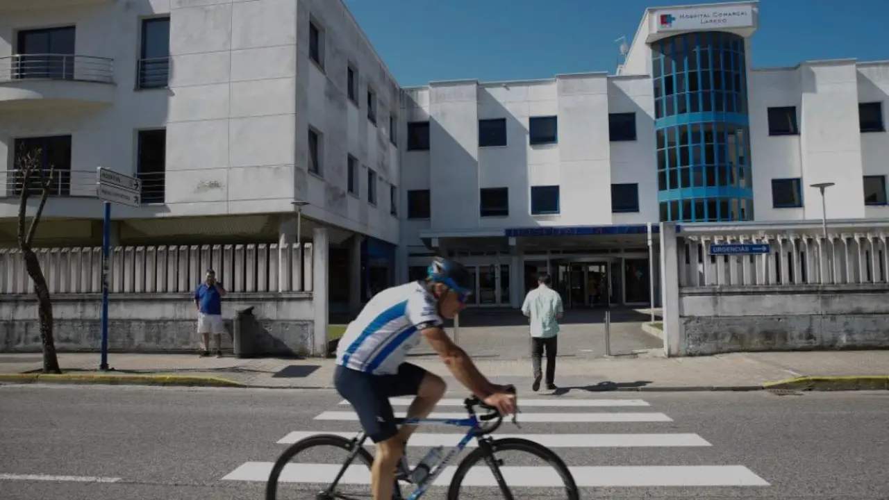 Fachada principal del Hospital de Laredo, donde el Gobierno de Cantabria ha reforzado la plantilla y reducido los tiempos de espera tras a&ntilde;os de par&aacute;lisis.
Foto: ALERTA.
