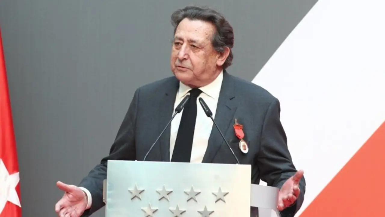 El escritor Alfonso Uss&iacute;a recibe la Medalla de Oro de la Comunidad de Madrid. / EP