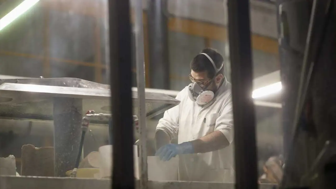 Un trabajador en una f&aacute;brica. / Carlos Castro