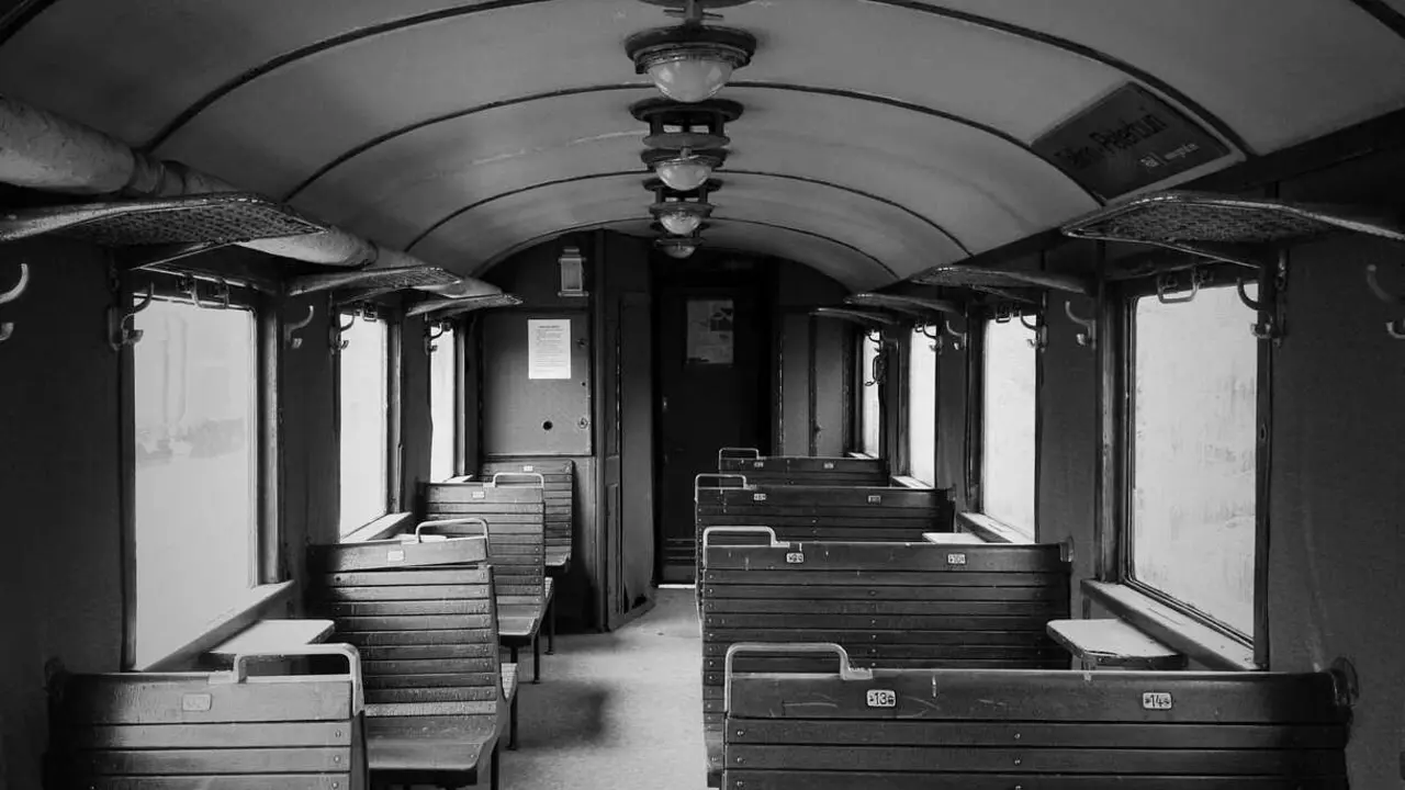 Trenes antiguos con asientos de madera. / A.P.