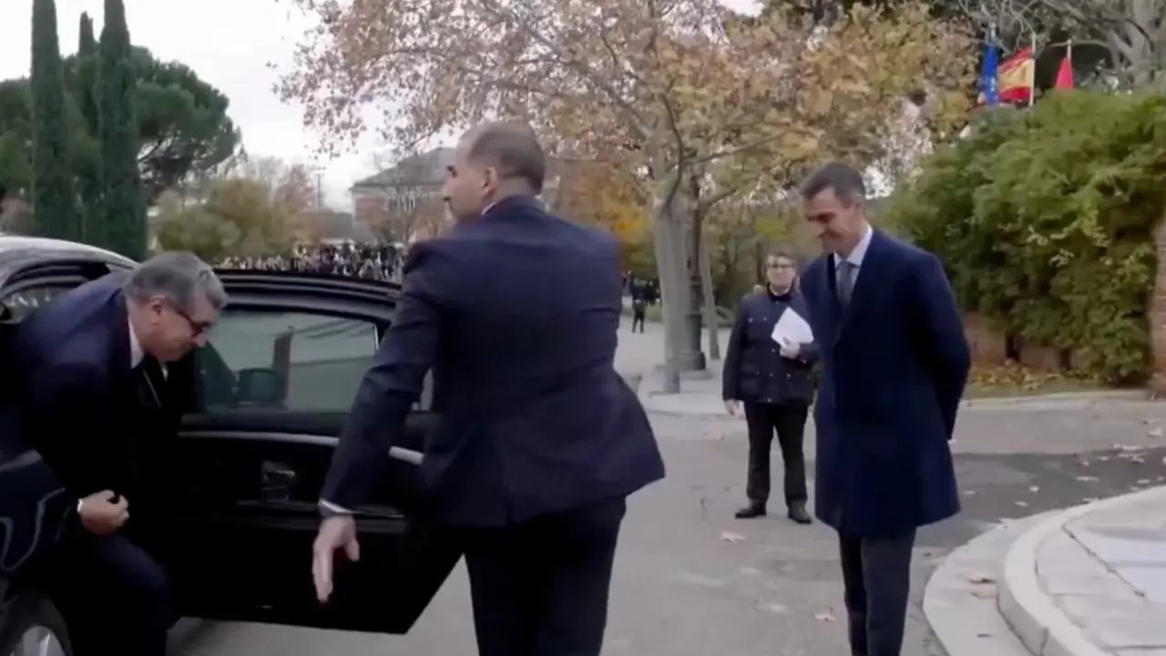 Pedro S&aacute;nchez recibe en Moncloa al primer ministro de Marruecos, Aziz Akhannouch, en el inicio de una cumbre bilateral sin cobertura p&uacute;blica ni comparecencias, marcada por la ausencia de ministros de Sumar.