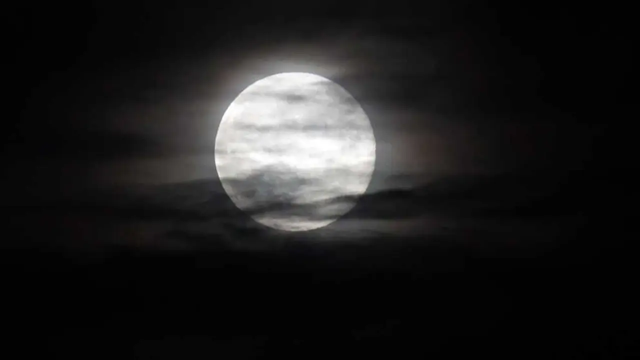 Una luna llena iluminando el cielo. / EP
