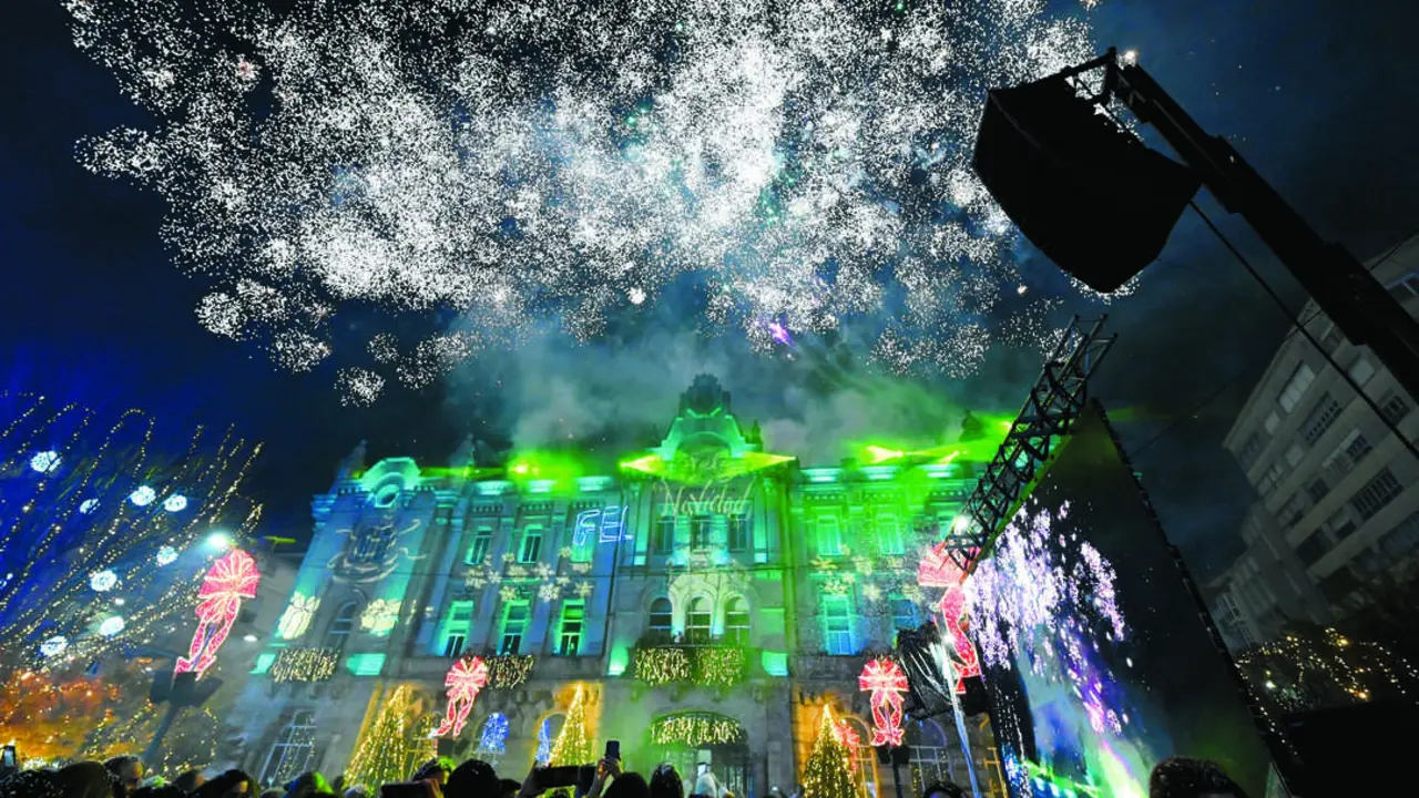 Cuatro millones de luces iluminan Santander
en una Navidad pensada para las familias. / A.E.